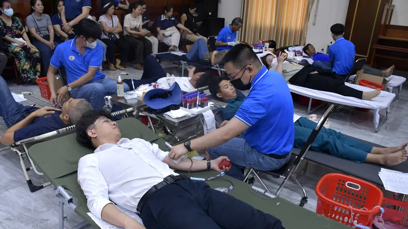 Nhiều người dân phường Bà Rịa tham gia hiến máu tình nguyện