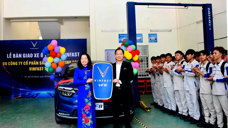 Lễ tiếp nhận xe ô tô điện VinFast VF8 do Công ty cổ phần sản xuất và kinh doanh VinFast tài trợ.