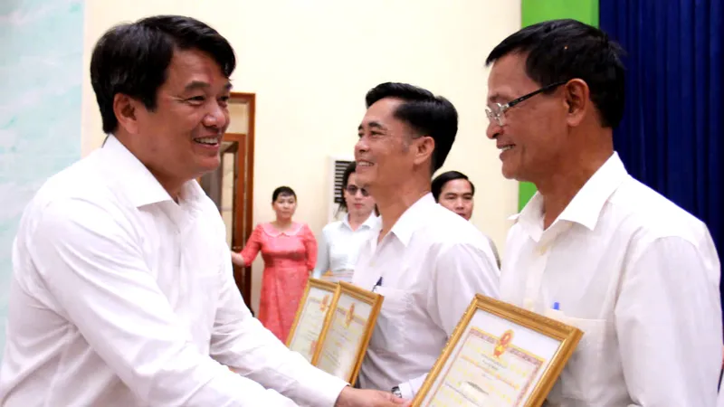 Khen thưởng tập thể, cá nhân tiêu biểu trong bầu cử, tuyển quân 