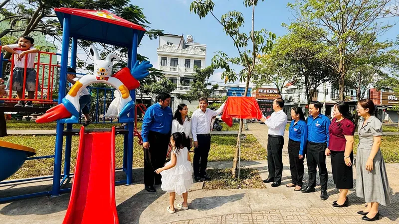 Đoàn Thanh niên Các cơ quan Đảng Thành phố tặng công trình khu vui chơi thiếu nhi