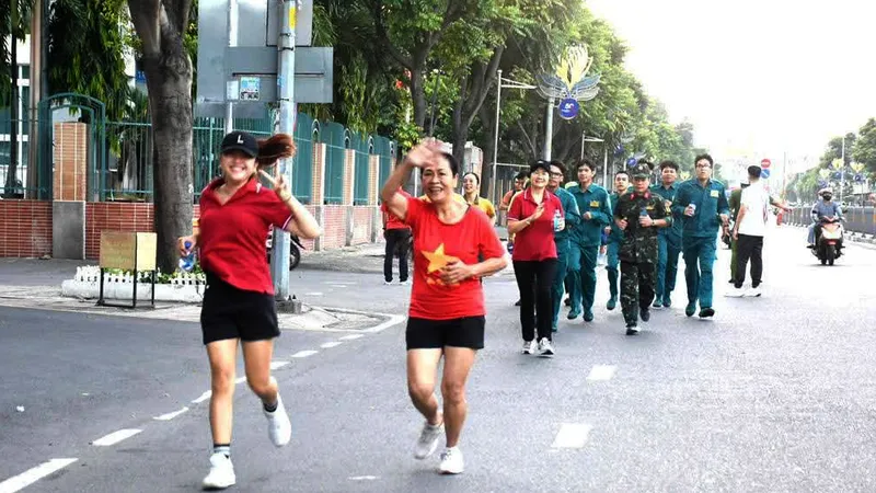 Hơn 1.000 người tham dự Ngày chạy Olympic tại phường Hòa Hưng 