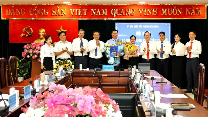 Lãnh đạo phường Xuân Hòa trao quyết định bổ nhiệm chức vụ Giám đốc Trạm Y tế của phường. Ảnh: NHX