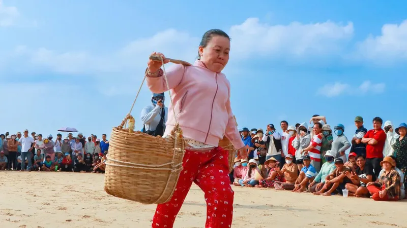 Sôi nổi các trò chơi dân gian tại Lễ hội Nghinh Ông Nam Hải