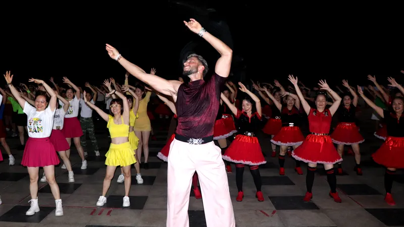 Nghệ sĩ múa Colin Ghys truyền cảm hứng bộ môn Line Dance tại Vũng Tàu