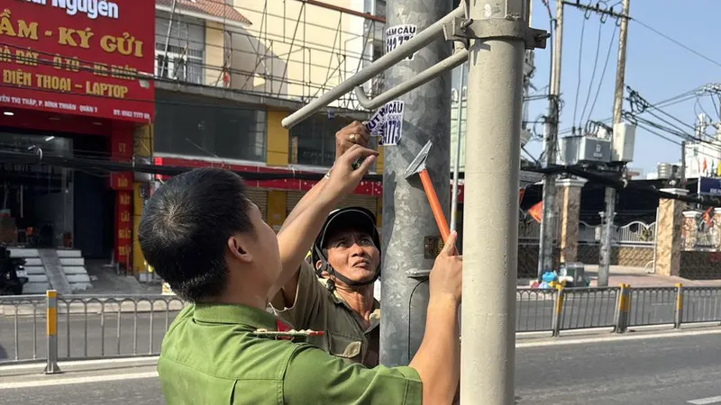 Phường Tân Mỹ ra quân bóc xóa “quảng cáo bẩn”