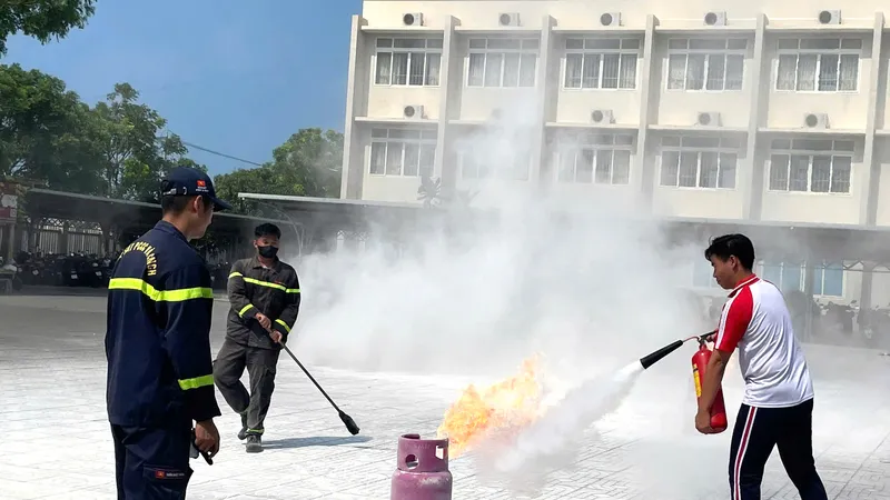 Các em học sinh được trải nghiệm chữa cháy bằng bình khí