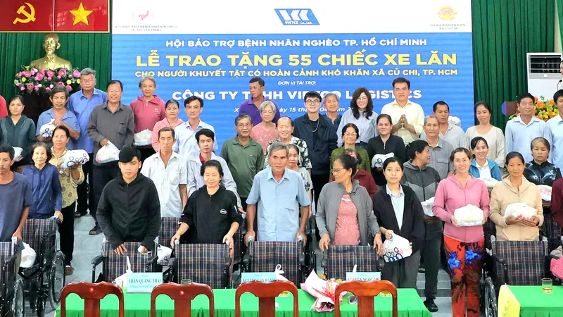 Xã Củ Chi trao tặng 55 chiếc xe lăn cho người khuyết tật