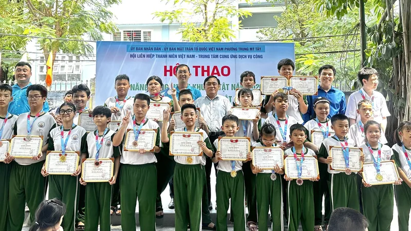 Các bạn học sinh nhận giải thưởng sau các vòng thi tại hội thao 