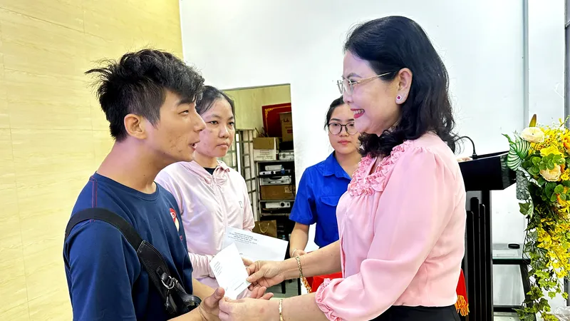 Đồng chí Nguyễn Thị Ngọc Duyên, Bí thư Đảng ủy, Chủ tịch HĐND phường trao quà cho người khuyết tật. 