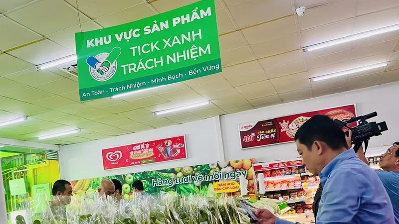 Gắn “Tick xanh trách nhiệm” để kiểm soát chất lượng suất ăn học đường