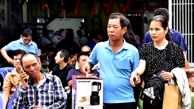 Trao 45 suất quà cho người yếu thế và đồng bào Chăm tại phường Gia Định