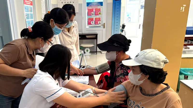 Người dân đến khám bệnh.