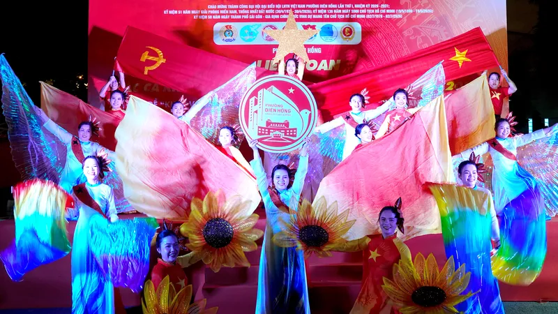 Tiết mục ca múa "Tuổi trẻ Diên Hồng khát vọng vươn lên phát triển cùng Thành phố mang tên Bác" của trường Mầm Non Ánh Dương. Ảnh: THÚY BÌNH