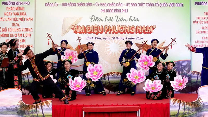 Tiết mục thi diễn trang phục dân tộc Tày của trường Tiểu học Phú Định. Ảnh: THÚY BÌNH