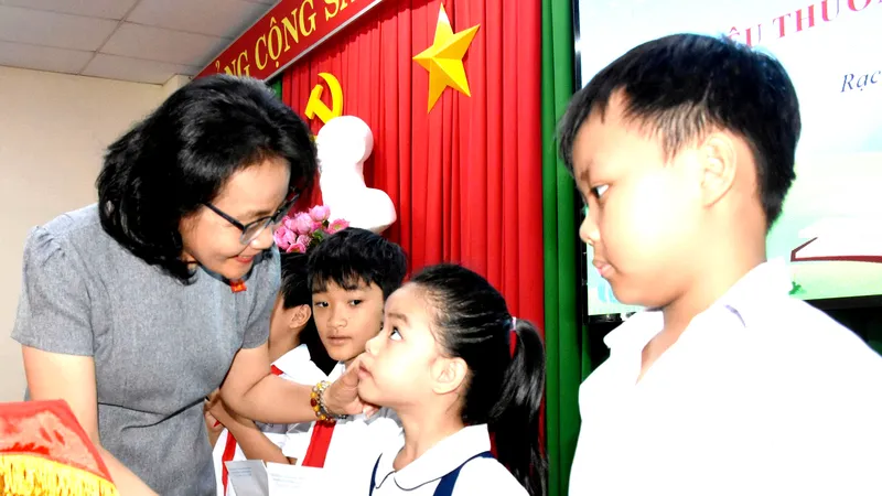 Lãnh đạo phường Rạch Dừa trao quà cho trẻ em mồ côi có hoàn cảnh khó khăn trên địa bàn