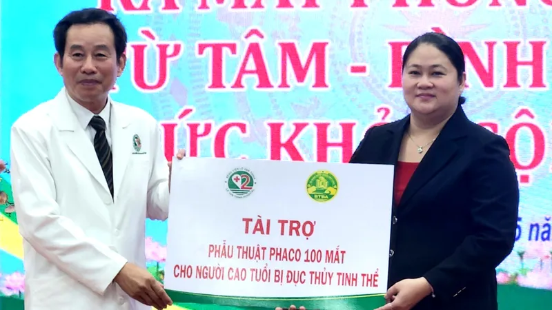 Tại lễ ra mắt phòng khám, đại diện nhà tài trợ tặng 100 suất phẫu thuật mắt miễn phí cho người cao tuổi bị đục thủy tinh thể