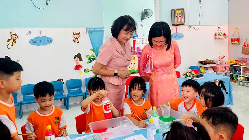 Các đại biểu dự giờ hoạt động của trẻ tại Trường Mầm non Hương Sen