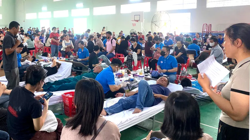 Đông đảo tình nguyện viên tham gia hiến máu nhân đạo.