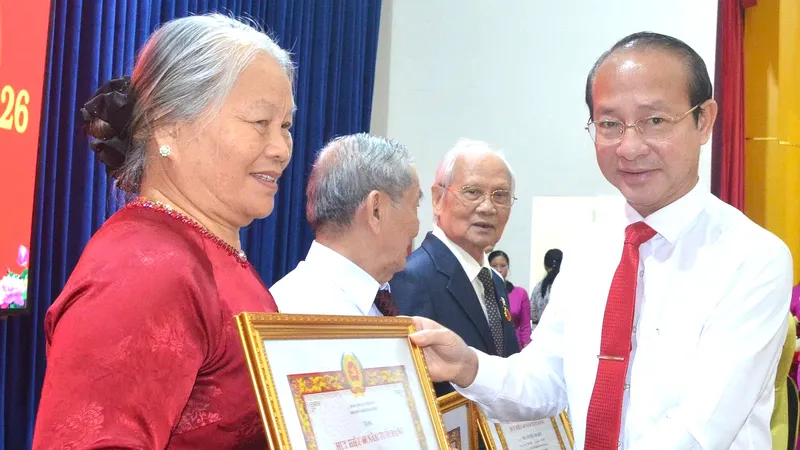 Phường Vũng Tàu trao huy hiệu Đảng cho 86 đảng viên