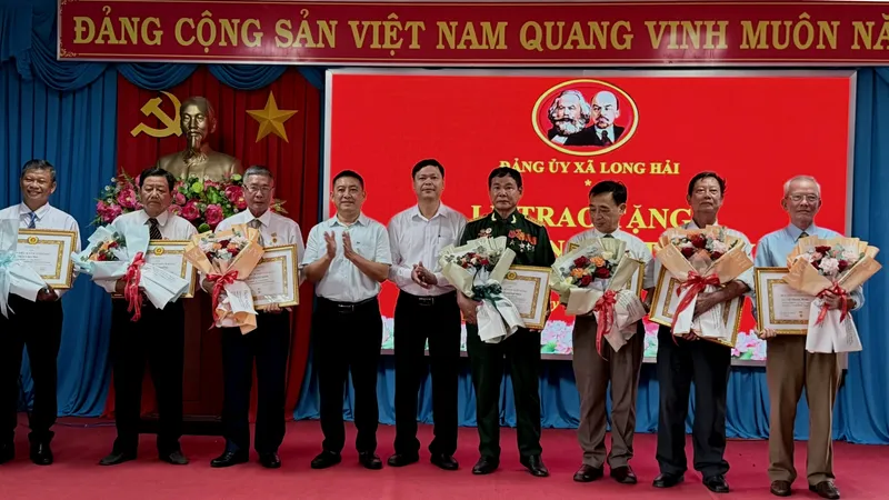 Lãnh đạo xã Long Hải chúc mừng các đảng viên được trao huy hiệu.