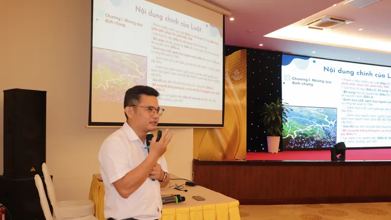 TS. Cấn Thu Văn, Trưởng khoa Khí tượng thủy văn và tài nguyên nước, Trường Đại học Tài nguyên và Môi trường TPHCM phát biểu tại hội nghị