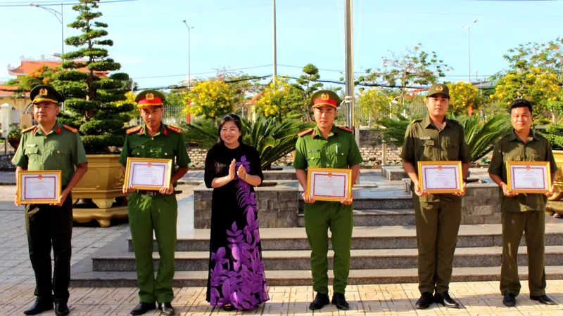 Xã Cần Giờ khen thưởng đột xuất các tập thể, cá nhân trong phòng chống tội phạm ​