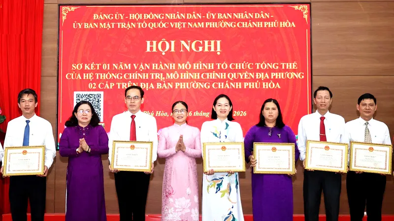 Đại diện Ban Nội chính Thành ủy TPHCM và Ban Tuyên giáo và Dân vận Thành ủy TPHCM trao giấy khen cho các cá nhân có thành tích xuất sắc của phường Chánh Phú Hòa