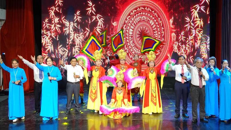Tiết mục ca múa "Dòng máu Lạc Hồng" của Đội Cựu chiến binh Đoàn Kết. Ảnh: THÚY BÌNH