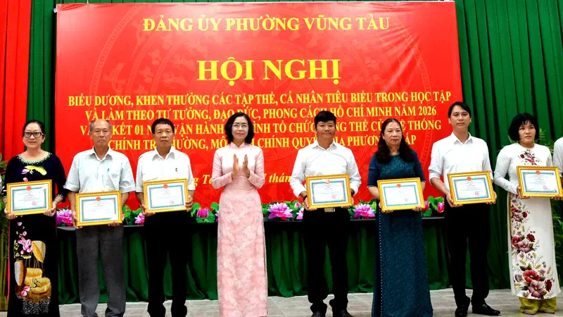 Lãnh đạo phường trao giấy khen cho các tập thể và cá nhân có thành tích tiêu biểu