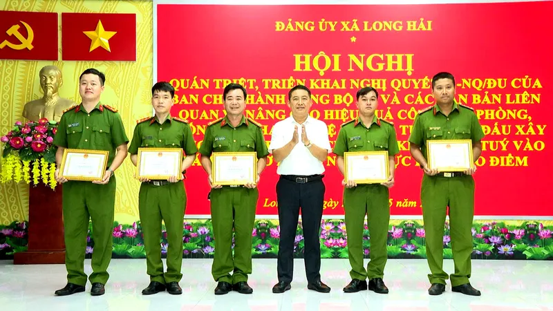 Khen thưởng các tập thể và cá nhân có thành tích xuất sắc trong thực hiện cao điểm 45 ngày đêm