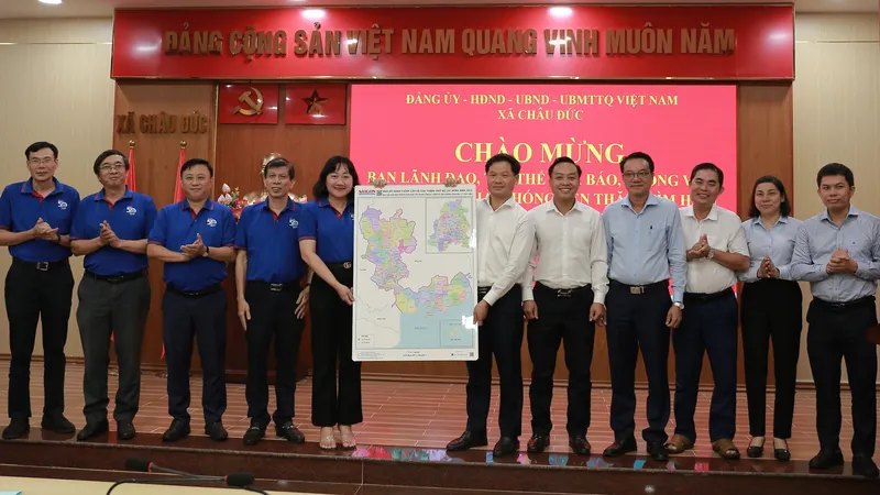 Báo SGGP trao bản đồ đơn vị hành chính tặng xã Châu Đức