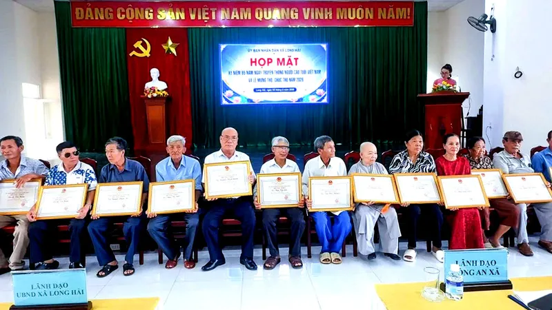Các cụ cao niên của xã Long Hải nhận bằng Mừng thọ 