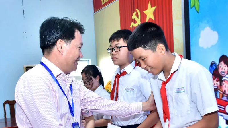 Lãnh đạo xã Tân Hải trao học bổng cho các em học sinh vượt khó học giỏi và khen thưởng học sinh có thành tích xuất sắc 