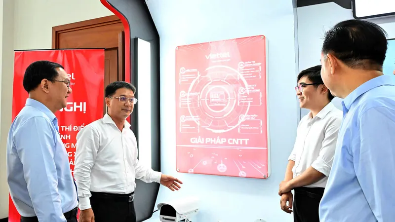 Phó Chủ tịch UBND TP Nguyễn Mạnh Cường (thứ 2 từ trái qua) tham quan không gian số của Tập đoàn Viettel. VIỆT DŨNG