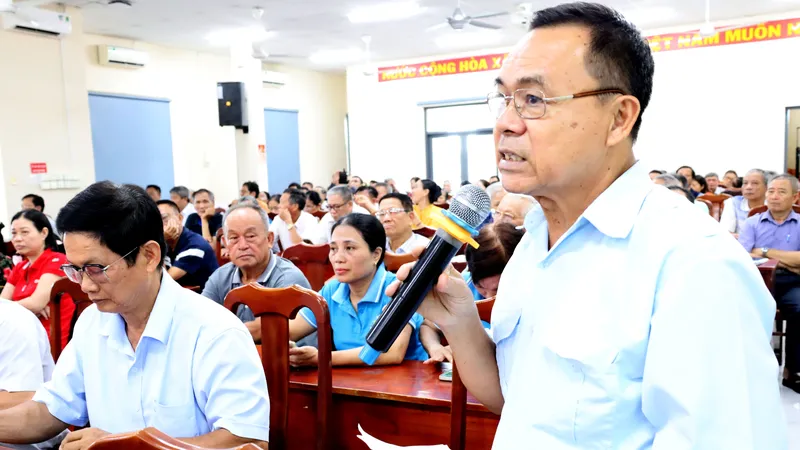 Cử tri phường Rạch Dừa phản ánh tình trạng quy hoạch treo hơn 30 năm. Ảnh: QUANG VŨ