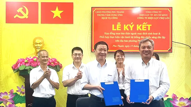 Đại diện hai đơn vị ký kết hợp tác chiều 15-6