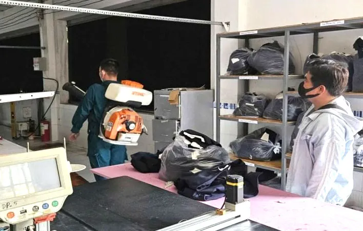 Phun thuốc diệt muỗi tại một công ty may mặc trên địa bàn phường Phú An