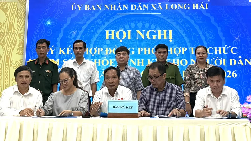 Lãnh đạo xã Long Hải cùng đại diện 4 đơn vị y tế ký kết chương trình phối hợp hoạt động