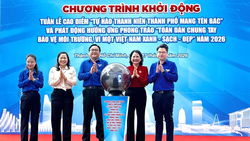 Các đồng chí lãnh đạo Thành đoàn TPHCM và phường Trung Mỹ Tây khởi động tuần lễ cao điểm "Tự hào thanh niên thành phố mang tên Bác". Ảnh: THANH DUNG