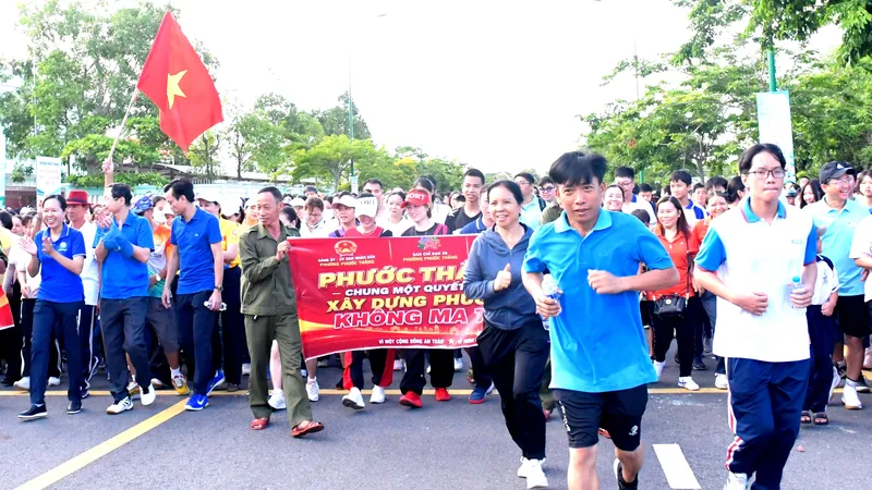 Hơn 3.000 người đi bộ gây quỹ “Vì người nghèo”