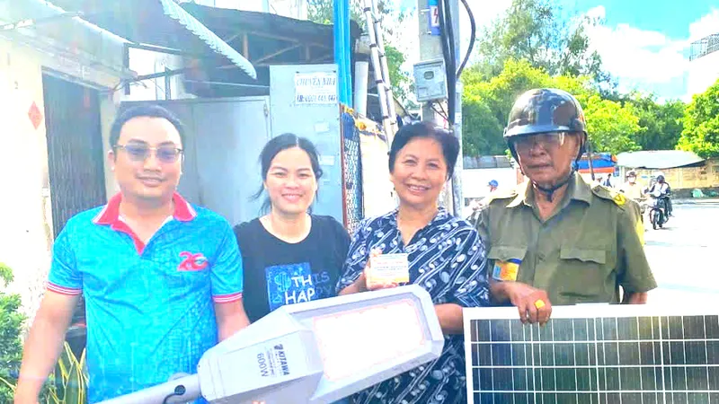 Phường Phú Thạnh đẩy mạnh thay thế, lắp đặt mới hệ thống đèn LED trên các tuyến đường, hẻm