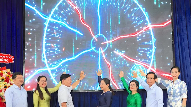 Lãnh đạo phường Thông Tây Hội và đại diện Viettel ấn nút khởi động app "Bản đồ số khu phố". Ảnh: QUANG HUY