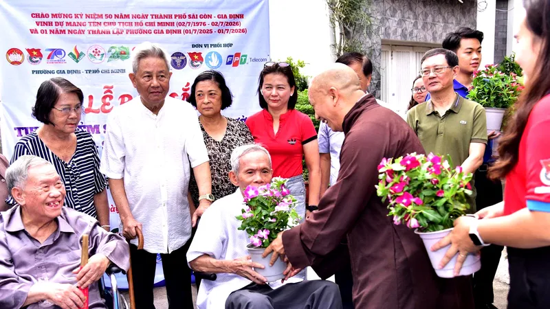 Tặng cây xanh cho các hộ dân trên tuyến hẻm số 6 đường Nguyễn Huy Tưởng