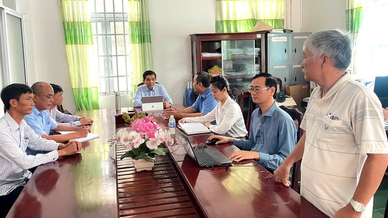 Ông Nguyễn Hữu Chí, Bí thư Đảng ủy xã Thanh An (giữa) cùng lãnh đạo xã duy trì thường xuyên công tác tiếp công dân, kịp thời tháo gỡ khó khăn, vướng mắc từ cơ sở