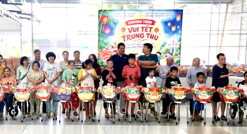 Chung tay chăm lo cho học sinh khó khăn, người già neo đơn