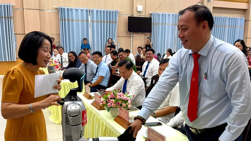 Robot - Đại sứ số Chánh Hưng chào, bắt tay đại biểu tham dự. Ảnh: THÁI PHƯƠNG