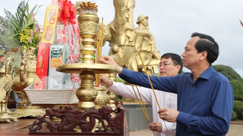 Đoàn công tác của trung ương thăm gia đình 6 liệt sĩ hy sinh trong vụ tấn công 2 trụ sở UBND xã tại Đắk Lắk