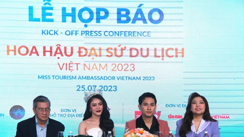 Đại diện ban tổ chức, ban giám khảo (ca sỹ Nguyên Vũ) và hoa hậu Lý Kim Thảo (Hoa hậu Du lịch Việt Nam Toàn cầu 2021) với vai trò gương mặt đại sứ quảng bá cho cuộc thi