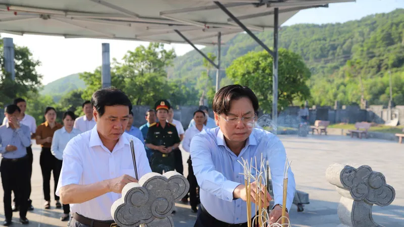 Lãnh đạo huyện Cẩm Xuyên dâng hương trước phần mộ cố Tổng Bí thư Hà Huy Tập