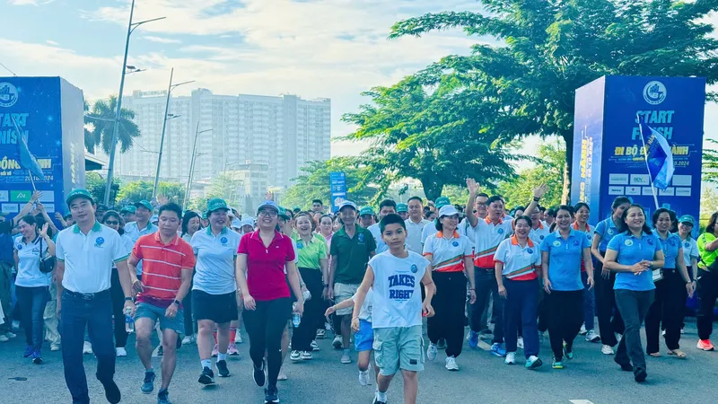 Người dân đi bộ hưởng ứng chuyển đổi số